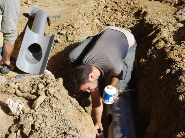 Octobre 2016 : Jérôme et Guillaume à l'oeuvre pour la pose des tuyaux de collecte des eaux pluviales de la toiture du bâtiment d'élevage