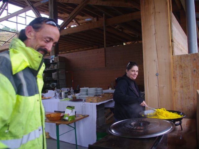 Et tout le WE, restauration sur place offerte par les SCIC. Magalie et Florent à l'oeuvre, membres éminents de l'équipe "cuisine" ...